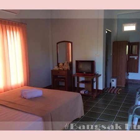 Bangsak Hut Hostel Khao Lak Bagian luar foto