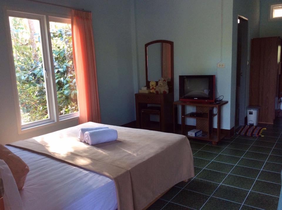 Bangsak Hut Hostel Khao Lak Bagian luar foto