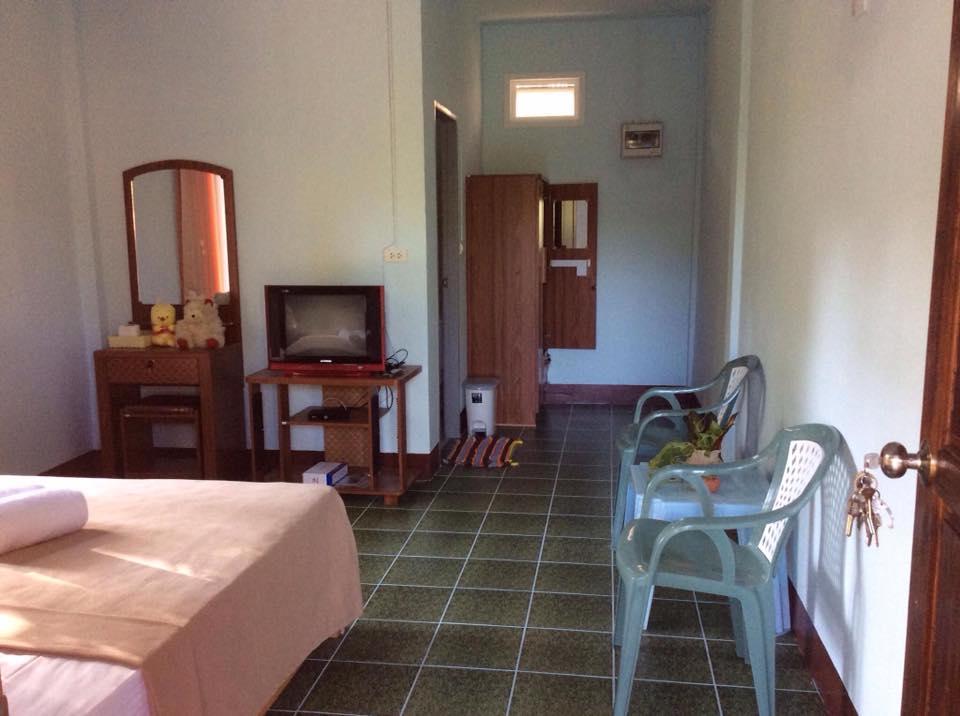 Bangsak Hut Hostel Khao Lak Bagian luar foto