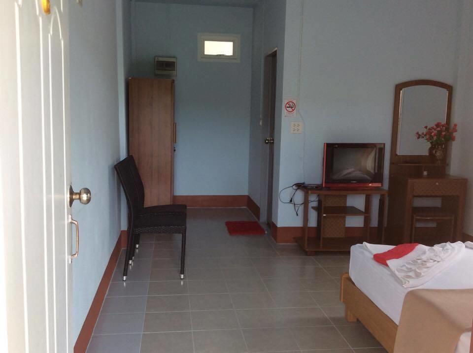 Bangsak Hut Hostel Khao Lak Bagian luar foto