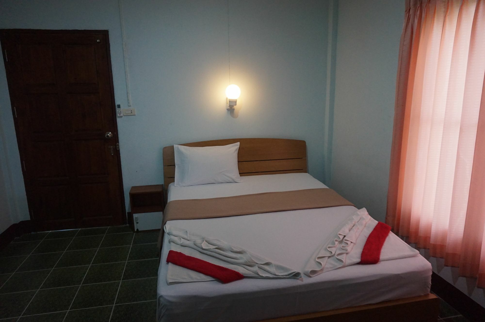 Bangsak Hut Hostel Khao Lak Bagian luar foto
