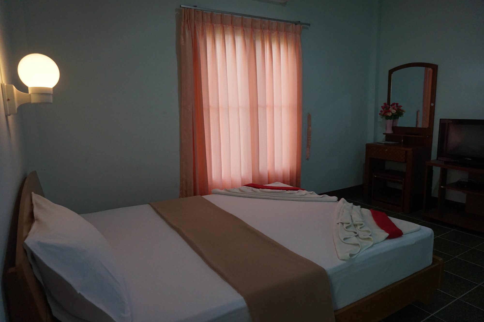 Bangsak Hut Hostel Khao Lak Bagian luar foto